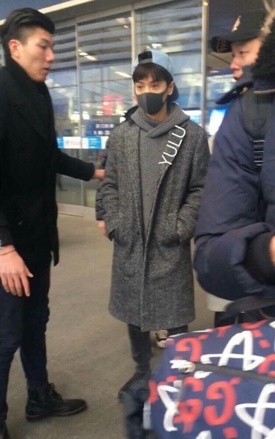 鹿晗剪新发型亮相高铁站 黑发顺毛傻狍子似高