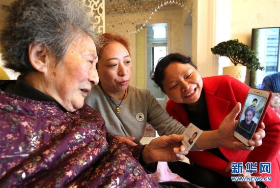 江苏镇江:九旬老人足不出户 刷脸认证社保待