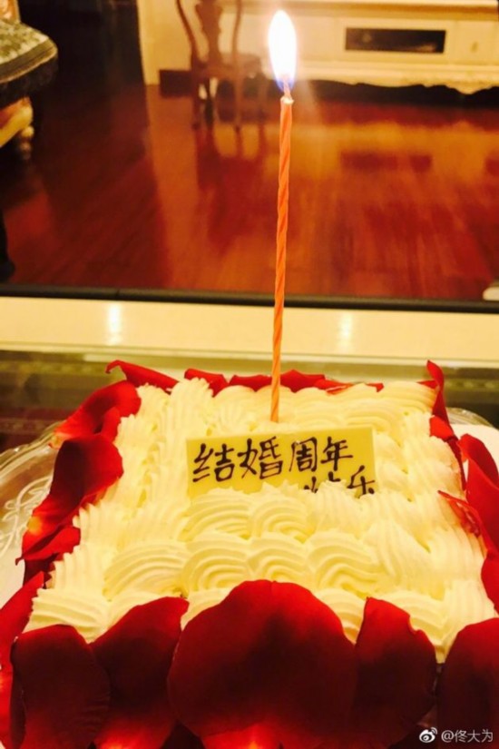 佟大为关悦结婚9周年 看电影喝红酒纪念超浪漫