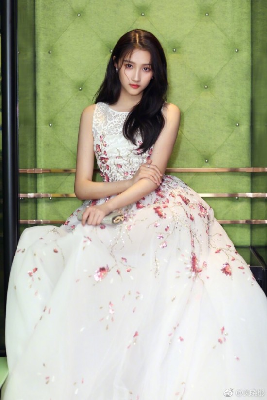 关晓彤晒北影节长裙美照 唱小幸运被嫌做作