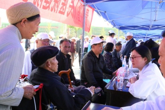 心内科医生询问患者病情