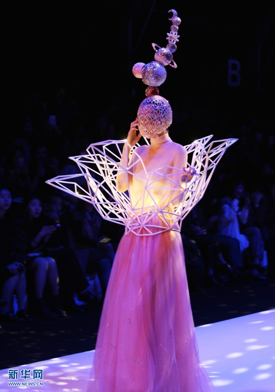 上海时装周直击妩WOO秀场体验围巾的万种风