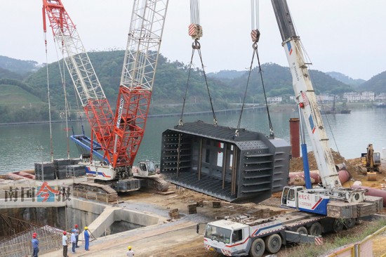 柳州官塘大桥桥拱开始正式吊装 桥拱采用分节