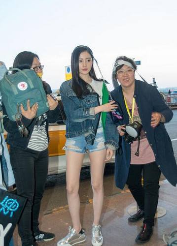 张天爱成人肉合影背景板 扛花的妹子也威武雄