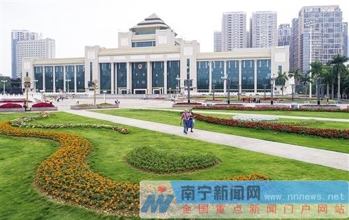 南宁三大广场五一百花齐开 控制盛花期迎游客