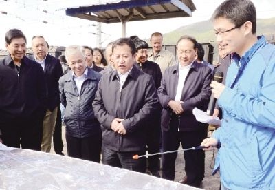 陈坚及与会人员在大理火车东站现场调研.