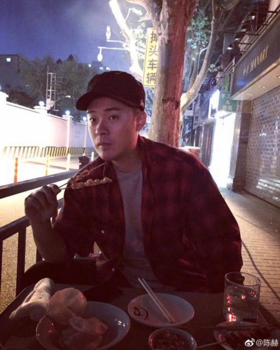 陈赫吃夜宵称路边烤串最接地气 网友:你居然瘦了