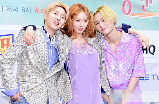 小野马泫雅睡衣风紫裙性感无限 Triple H亮相