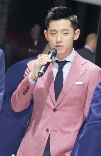 张继科亮相上海车展 一身粉色西装帅得有点过分--黑龙江频道--人民网