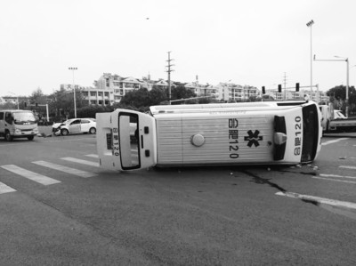 120救护车闯红灯 被撞翻车2人受伤