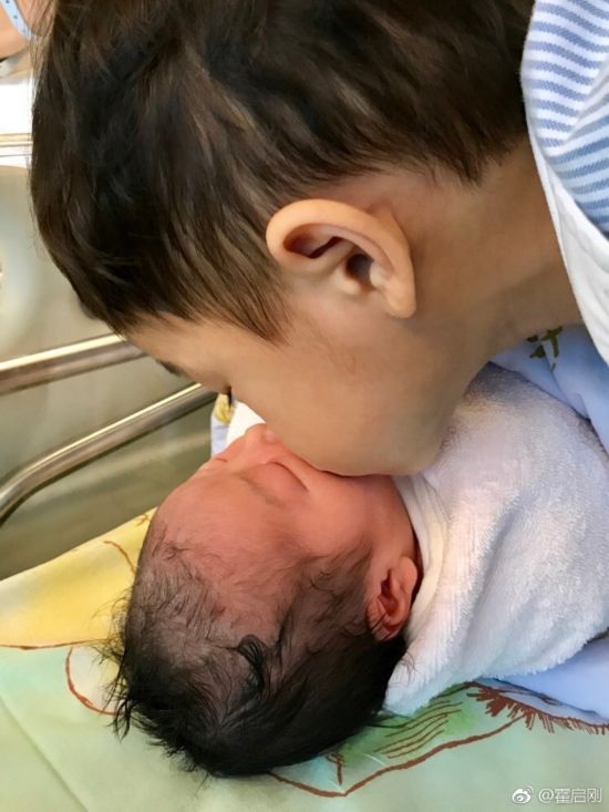 郭晶晶二胎产女霍启刚晒儿女照片 哥哥亲吻妹