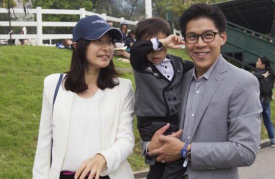 郭晶晶二胎产女 霍启刚晒儿子亲吻妹妹照二度