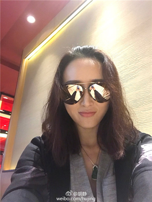 胡静又狠心剪短了头发，背后的原因让人心疼
