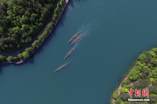 航拍长沙大学生龙舟赛 宛如山水画