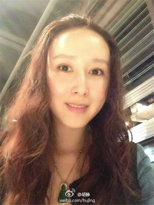 胡静又狠心剪短了头发，背后的原因让人心疼
