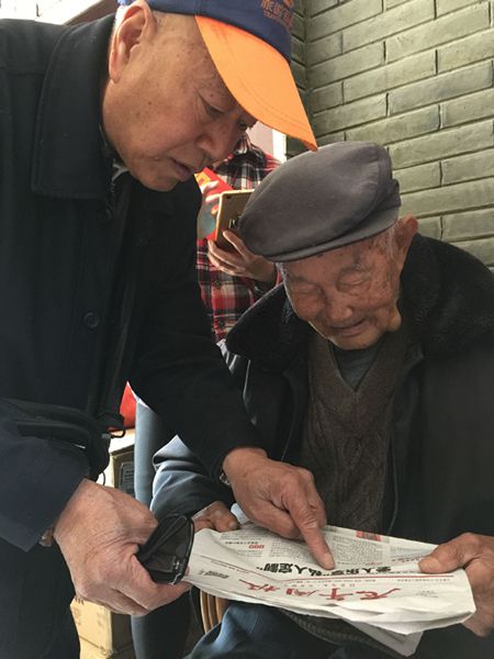 常州溧阳百岁老人每天读书看报2小时 坚持40年
