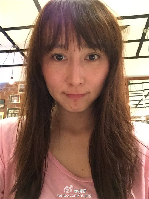 胡静又狠心剪短了头发，背后的原因让人心疼