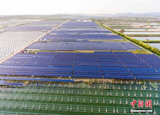 航拍鄱阳湖畔渔光互补光伏电站