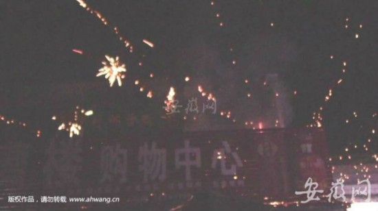 砀山县一超市凌晨突发大火 引燃存放的烟花爆