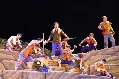 四川方言音乐剧再现黑龙滩修建情景 看哭老抬