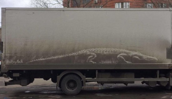 创意无限！俄艺术家街头脏车上妙手作“尘画”