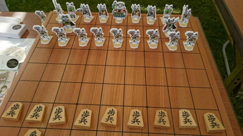 日本举行真人将棋赛 樱花树下“棋子”厮杀对战