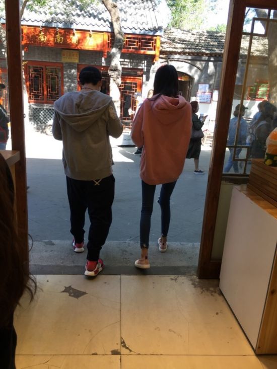 网友曝偶遇董子健孙怡 实力宠女友未见孕肚(组