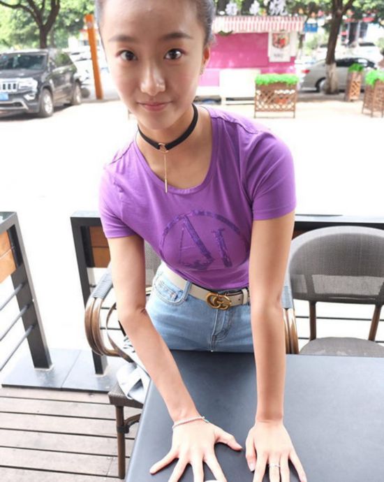 美女图片念高难度脱臼:脚旋转180度美女用意高清的图片