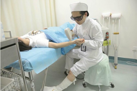 武汉90后护士拄拐打石膏上班:患者还在等我!