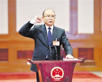 新当选的河北省人民政府省长许勤向宪法庄严宣誓.