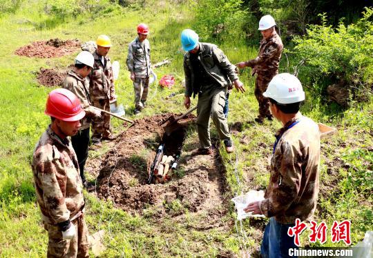 湖北孝昌县集中销毁一批非法枪支弹药和废旧爆炸物品