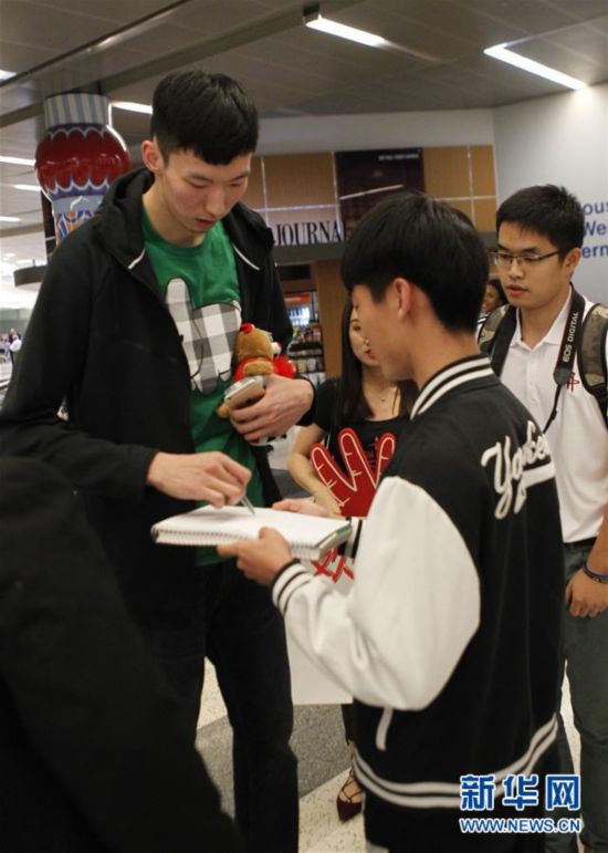 周琦抵达休斯敦 将NBA火箭队高层会面(组图)-