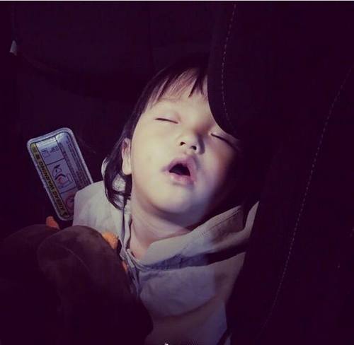 欧弟女儿坐爸爸车熟睡张大嘴 Jo妈存黑照实力