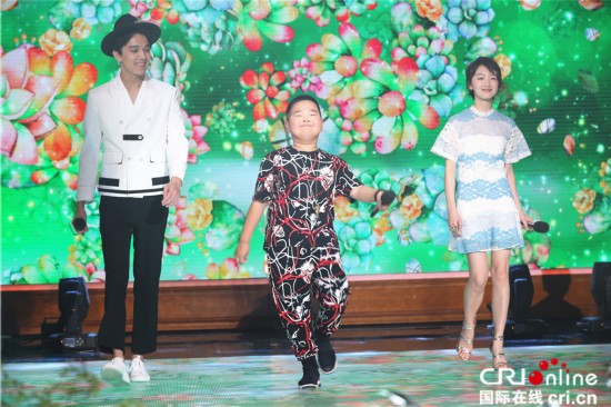 图片萌娃谢腾飞夫妻首秀综艺谷表情狂撒鲜花带搞笑图片字说说的关于图片