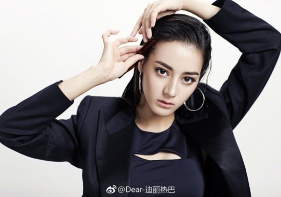 迪丽热巴西装造型攻气十足 高圆圆杨幂范冰冰