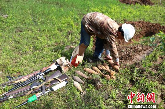 湖北孝昌县集中销毁一批非法枪支弹药和废旧爆炸物品