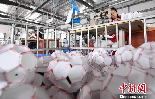 江西200多名村民家门口就业 “小足球”远销“大世界”
