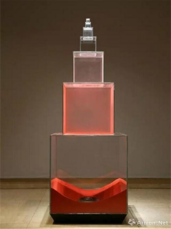 汤杰 | 红尘沙子、玻璃、电子组件 | 160×58×58cm | 2015年