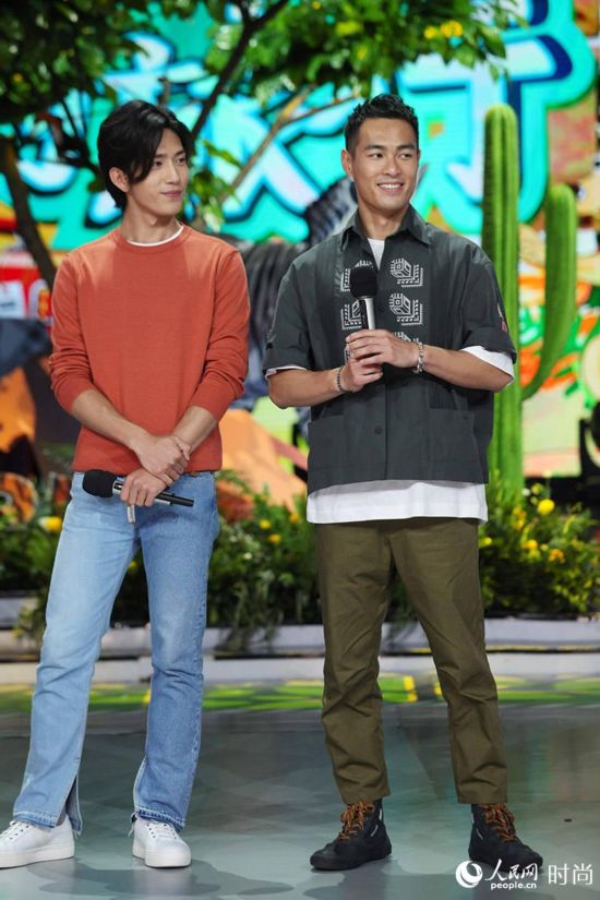 杨佑宁活力亮相《快乐大本营》 大玩撞色演绎都市漫游