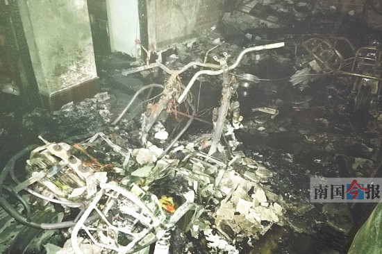 柳州:民房破晓着火消防车进不去 12人困在6楼露台