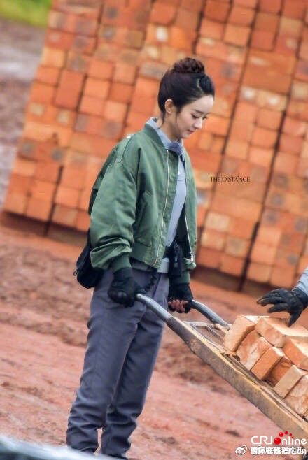 吴亦凡赵丽颖搬砖获好评 吴磊搬砖逗趣笑坏众