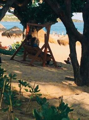 周杰伦与昆凌看海神还原16年前《简单爱》歌词