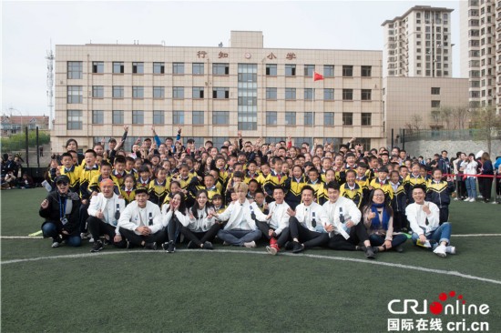 奔跑吧》大连公益活动baby现身 称迪丽热巴是