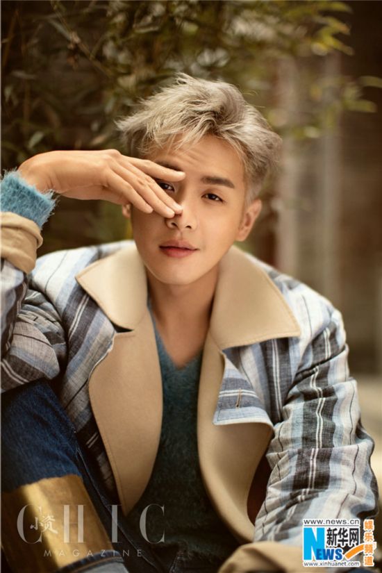 张若昀最新大片尽显随性 正装休闲风格切换自