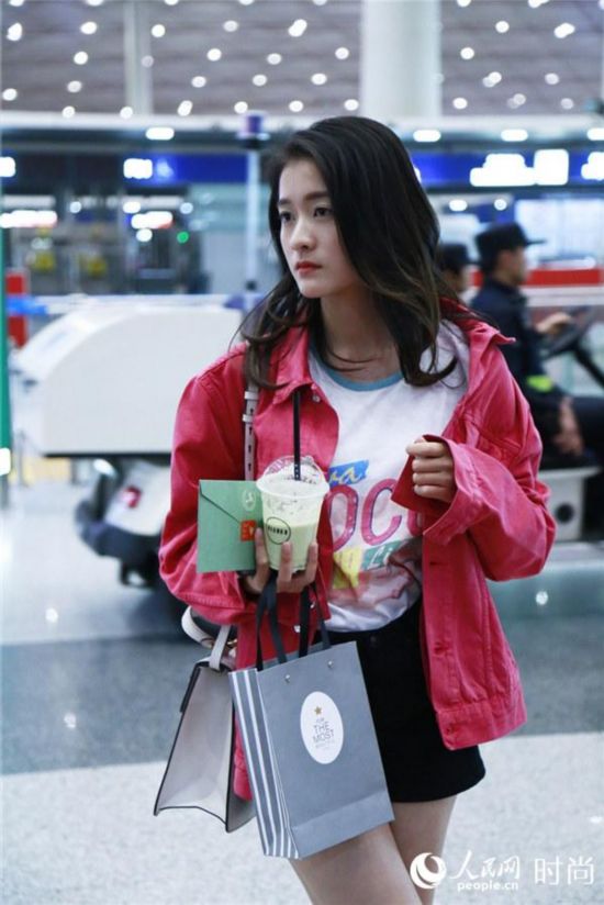 张雪迎变身机场小吃货 粉红夹克尽显春日浪漫