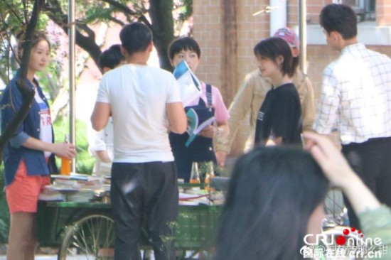 网友上海偶遇郑爽罗晋拍戏 两人热聊默契十足