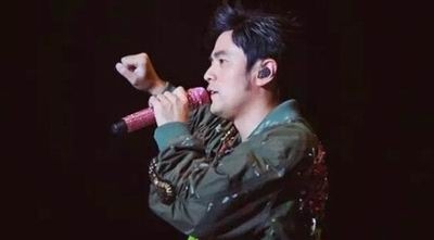 周杰伦怒吼保安 女粉丝还原事件经过 周杰伦向