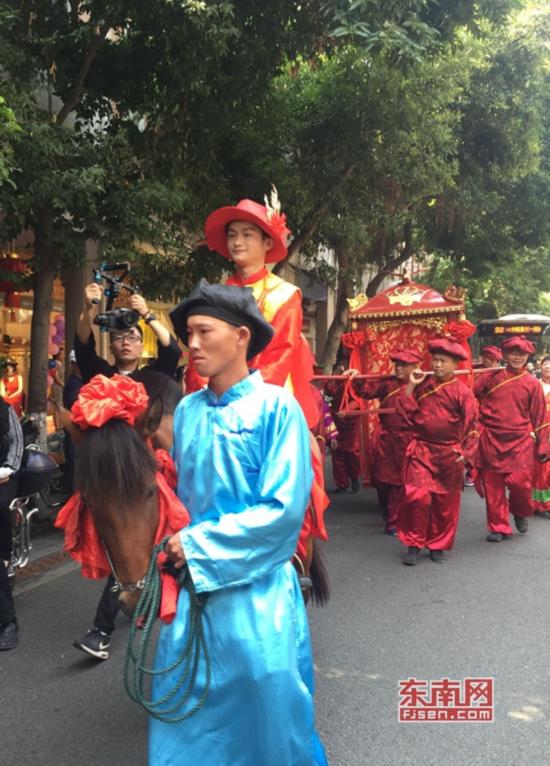 骑马娶亲 复古婚礼再现泉州古城