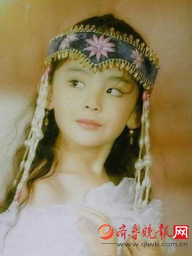 古力娜扎幼时旧照曝光 五官精致从小美到大啊