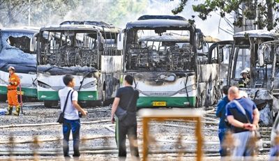 蟹岛停车场起火 80余辆电动大巴烧毁